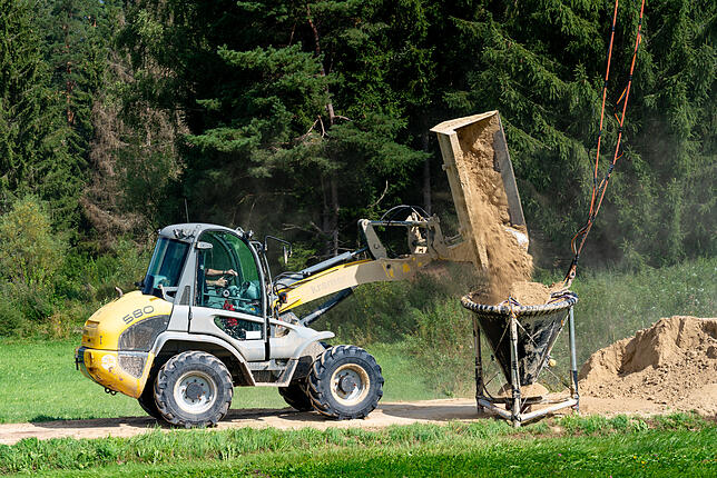 Kalkung des städtischen Waldes bei Volkertweiler mit dem Hubschrauber.