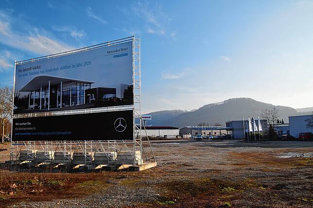 Hier soll das neue Gebäude von Mercedes Kestenholz entstehen. Das riesige Plakat weist darauf hin, dass das Autohaus noch in diesem Jahr ...
