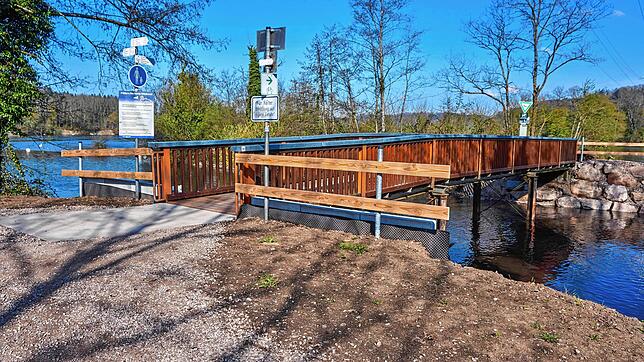 Ausgebessert: Ende Januar drohten Hochwasser und Schwemmgut, die Brücke an der Wehra­bucht wegzuschwemmen. In fünf Wochen wurden die ...