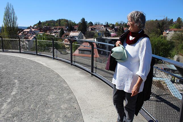 Ulla Baule genießt vom Rosenobelturm aus die besondere Perspektive auf die Stadt.
