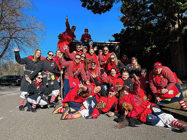 Außer Atem aber glücklich: Die Heilsberghexen hatten sichtlich Spaß auf dem Fasnet-Mäntig-Umzug in Gottmadingen.