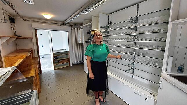 Noch sind die Regale leer, Kristina Becker muss noch einige Anträge stellen und mit Lieferanten sprechen. Eine Kaffeemaschine hat sie ...