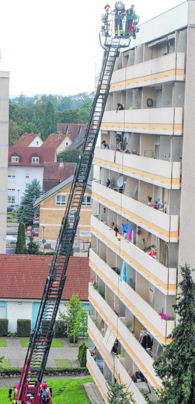 Ganz schön hoch: Die Laufenburger Feuerwehr macht sich in der Oststadt mit ihrer neuen Drehleiter vertraut. Die Drehleiter kann bis auf ...