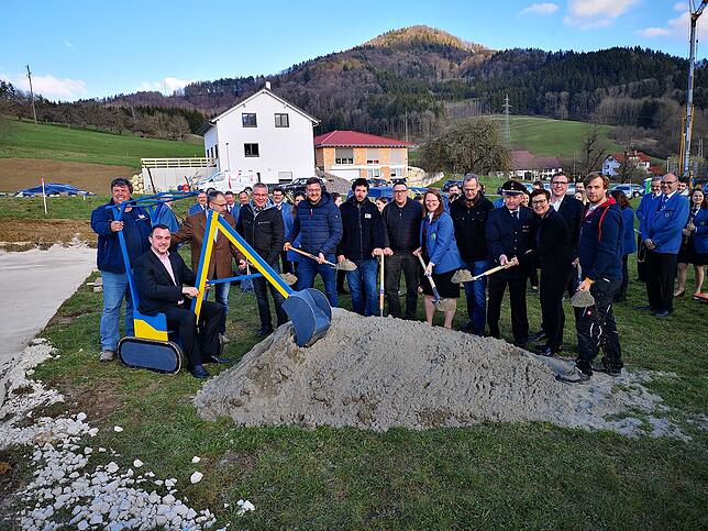 Ein Foto für die Achdorfer Ortschronik: Gemeinde- und Ortschaftsräte sowie Vertreter der am Bau beteiligten Firmen und der Achdorfer ...