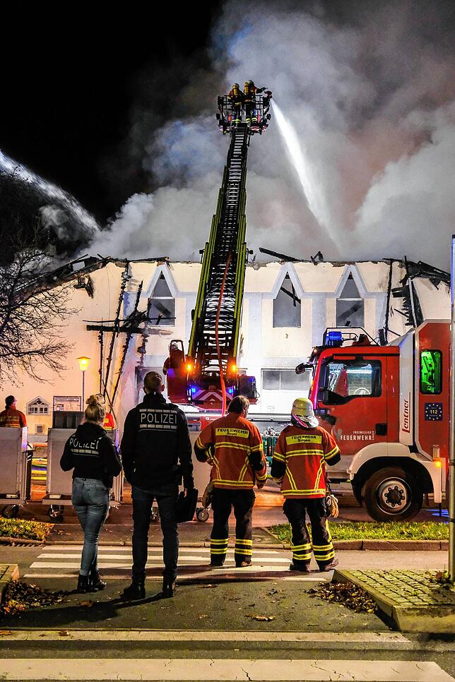 Die neue Drehleiter im Einsatz beim Brand der Scheffelhalle in Singen.