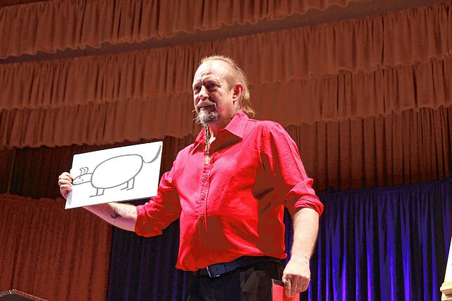 Tricky Ziggy mit seinem Bild eines Hundes, von dem er in der Nacht geträumt hatte. Seine Show kam beim Nenzinger Publikum gut an.