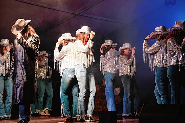 Die Cheers präsentieren sich als Cowgirls.