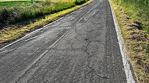 Schon 2023 ist die Straße in einem desolaten Zustand: Die K6113 zwischen Raithaslkach und Heudorf soll entwidmet und damit für den ...