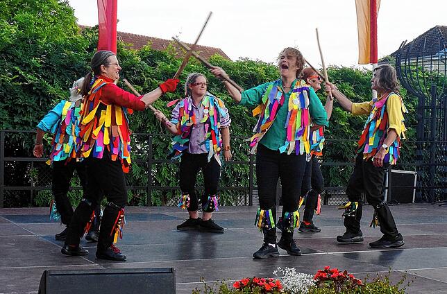 Bunte Truppe: Die „Mish Mash Morris“ aus Lewes begeistern beim Schwyzertags-Heimatabend mit verschiedenen Morris-Tänzen.