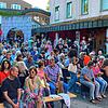 Ob beim Essen, dem Warten in der Schlange vor der Theke und konzentrierten Lauschen der Musik oder beim ausgelassenen Tanz in ...