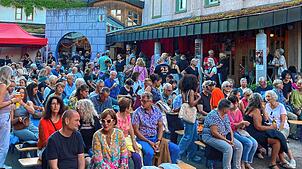 Ob beim Essen, dem Warten in der Schlange vor der Theke und konzentrierten Lauschen der Musik oder beim ausgelassenen Tanz in ...