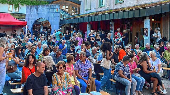 Ob beim Essen, dem Warten in der Schlange vor der Theke und konzentrierten Lauschen der Musik oder beim ausgelassenen Tanz in ...