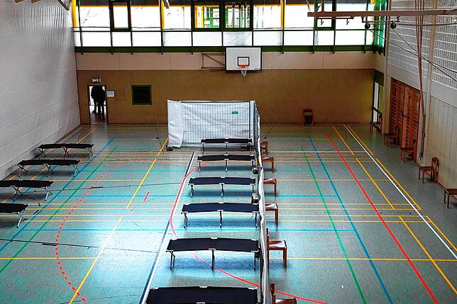 Blick in die Chilbisporthalle in Waldshut. Seit Ende März ist darin die einzige Fieberambulanz des Landkreises Waldshut untergebracht.