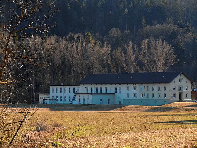 1895 war dieser Bereich eine Insel inmitten der Wutach – und so sieht die Neumühle heute aus. Es handelt sich um die weltweit ...