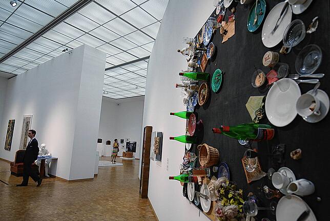 Kochkultur in der Kunst: hier bei Daniel Spoerri (“Hahns Abendmahl“), gezeigt in einer Ausstellung des Kölner Museums ...