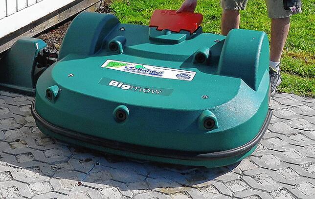 Die großen Modelle trimmen sogar ganze Sportplätze. Dieser stille Helfer mäht die beiden Gutmadinger Sportplätze. Und der Mähroboter ...