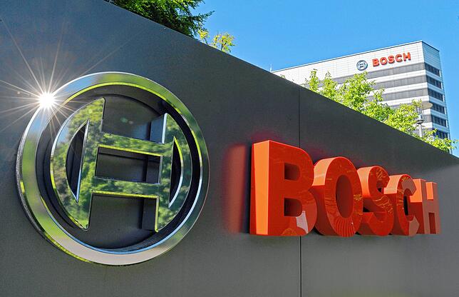Das Bosch-Logo vor der Bosch-Konzernzentrale auf der Schillerhöhe in Gerlingen. Auch bei Bosch warnt der Betriebsrat vor Verlagerungen ...