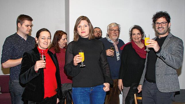 Prominente Gäste im Büro der Kreis-Linken in Konstanz: Die Landesvorsitzende Sarah Mirow (Mitte) und Luigi Pantisano (rechts), Mitglied ...