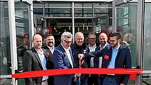 Wilhelm Hahn (vorne rechts) schneidet gemeinsam mit Patrick Di Perno, Divisional President & Managing Director von Wiha Tools USA (vorne ...