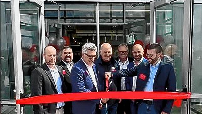 Wilhelm Hahn (vorne rechts) schneidet gemeinsam mit Patrick Di Perno, Divisional President & Managing Director von Wiha Tools USA (vorne ...