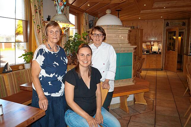 Gemeinsam mit der Familie managet Geschäftsführerin Angelika Grundler (Mitte) den Hotel- und Restaurantbetrieb in vierter Generation in ...