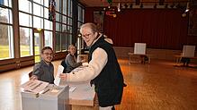 Gabi Meesmann ist eine der vielen Wählerinnen und Wähler, die ihre Stimmen verkleidet bei den Wahlhelfern Markus Kremp und Anette ...