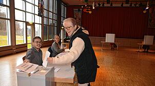 Gabi Meesmann ist eine der vielen Wählerinnen und Wähler, die ihre Stimmen verkleidet bei den Wahlhelfern Markus Kremp und Anette ...