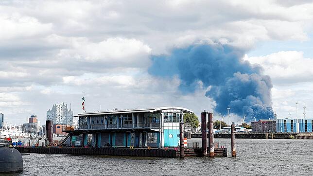 Bild : Feuer im Hamburger Hafen – Trümmerteile auf A1 geschleudert