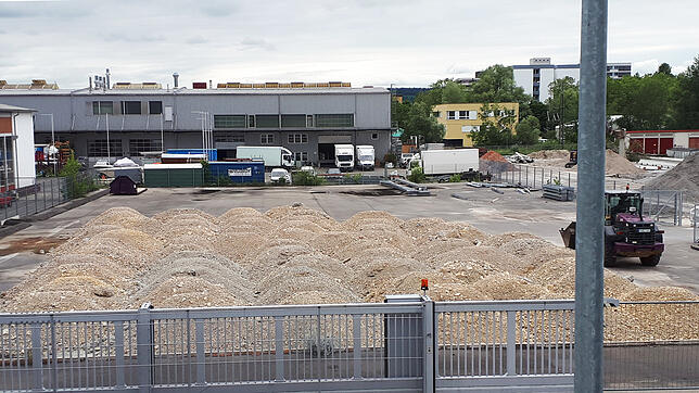 Bild 1: &bdquo;Eine unnötige Belastung&ldquo;: Anwohner der Bücklestraße klagt über Bauschutt-Zwischenlager vor der Haustür
