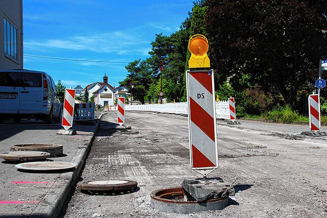 Die Asphalt-Deckschicht der Straße ist im aktuellen Baustellenbereich bereits abgefräst.