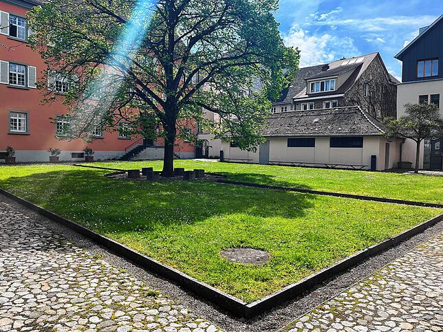 Wer sich im Sommer im Schatten eine Pause gönnen möchte, ist hier richtig: Der Garten des Lanzenhof, der heute von der ...