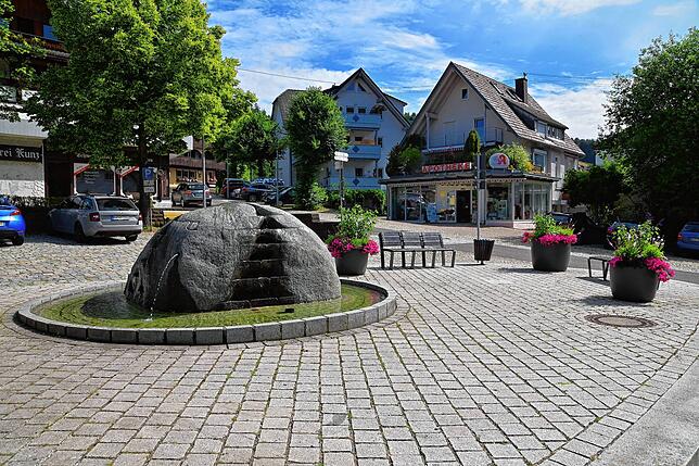 Auf dem neu gestalteten Dorfplatz lässt es sich aushalten.