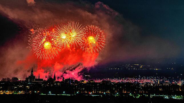 (Archivbild) Die Raketen steigen über Konstanz in die Höhe. Nicht überall in Konstanz ist das Abfeuern von Feuerwerk erlaubt.