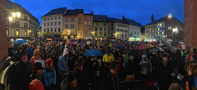 Bild 13: Mehr als 700 Menschen demonstrieren für mehr Menschlichkeit und Toleranz
