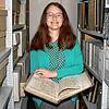 Das Neue im Stockacher Stadtarchiv: Der erst 24-jährigen Elena Williams macht ihre Arbeit im Stadtarchiv sichtlich Spaß.