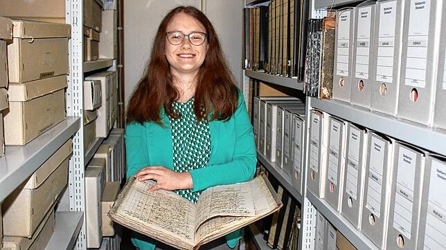 Das Neue im Stockacher Stadtarchiv: Der erst 24-jährigen Elena Williams macht ihre Arbeit im Stadtarchiv sichtlich Spaß.