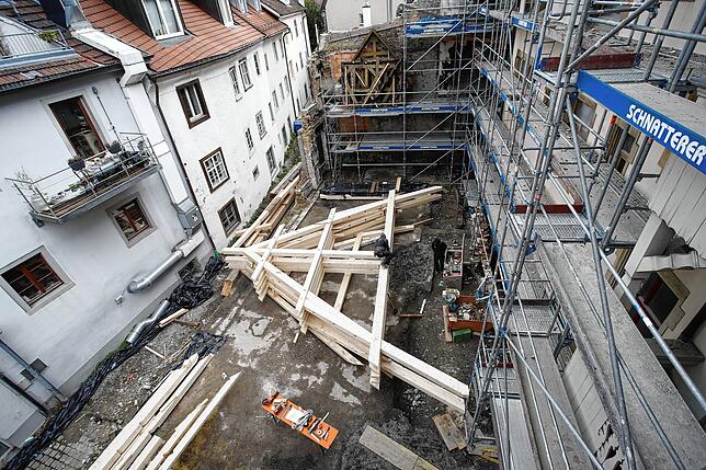 Hinterhaus und Zwischenbau sind den Flammen zum Opfer gefallen. An dieser Stelle bereiten die Zimmerleute jetzt die Tragachsen des ...