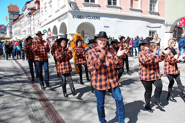 Die Tanzschule Sieber aus Nußdorf präsentiert an mehreren Stellen wie hier am Pflummernplatz verschiedene Tänze.