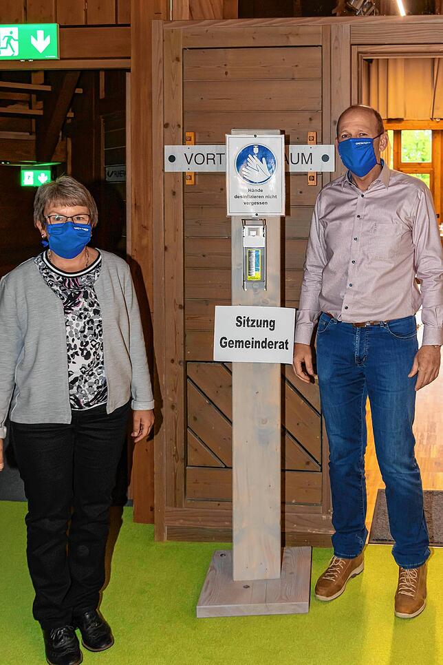Hauptamtsleiterin Ruth Stoll-Baumgartner und Bürgermeister Christian Behringer präsentieren die Schutzmasken mit Gemeindeschriftzug, die ...
