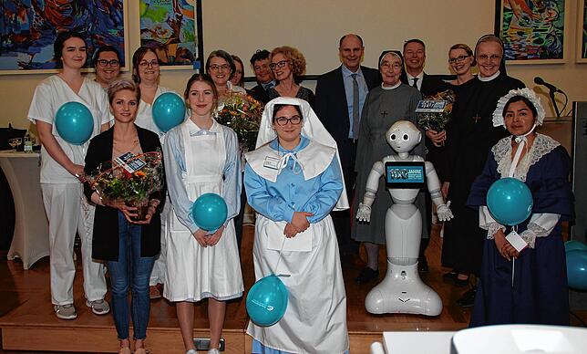 Beim Festakt zum 100-jährigen Bestehen der Krankenpflegeschule Singen am 4. März wurden verschiedene Aspekte beleuchtet. Rechts neben OB ...