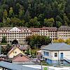 Von weitem könnte man die Klinik St. Blasien mit einem Grand Hotel verwechseln. Das verlassene Gebäude thront über der Domstadt.