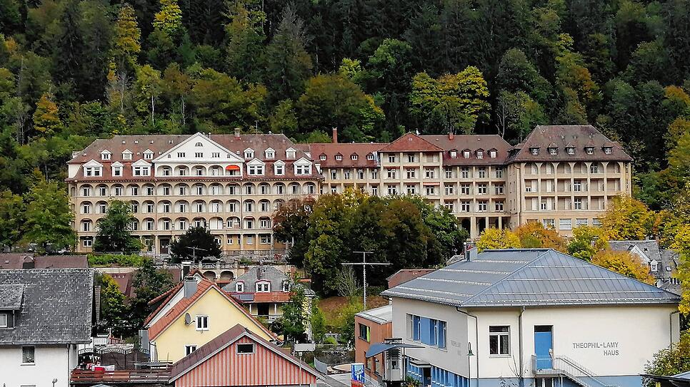 Von weitem könnte man die Klinik St. Blasien mit einem Grand Hotel verwechseln. Das verlassene Gebäude thront über der Domstadt.
