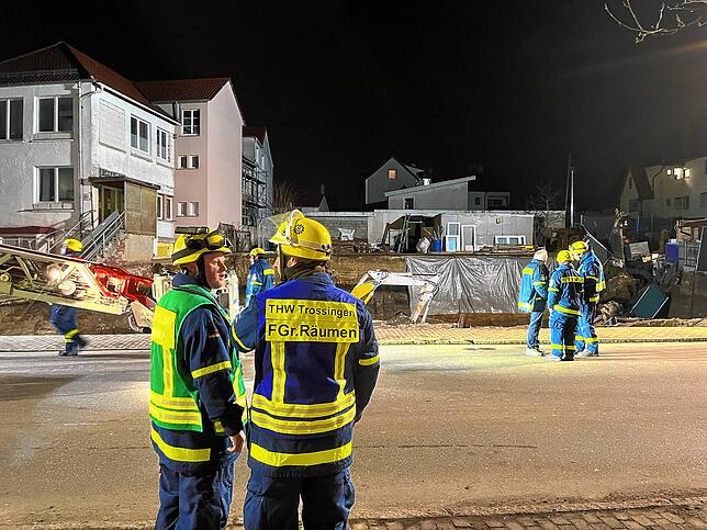 Zu einem nächtlichen Großeinsatz von Technischem Hilfswerk und Feuerwehr kam es am 3. März, als diese Baugrube in der Sturmbühlstraße ...
