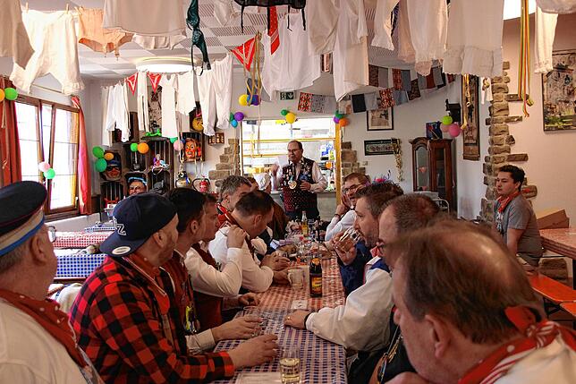 Rietbürgermeister Heinz Zimmermann holt beim internationalen Frühschoppen zu einem Exkurs über den Rietbunker aus.