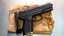 (Symbolbild) Täuschend echt, schießt aber lediglich kleine Kugeln: eine sogenannte Softair. Mit solch einer Waffe schießt ein ...