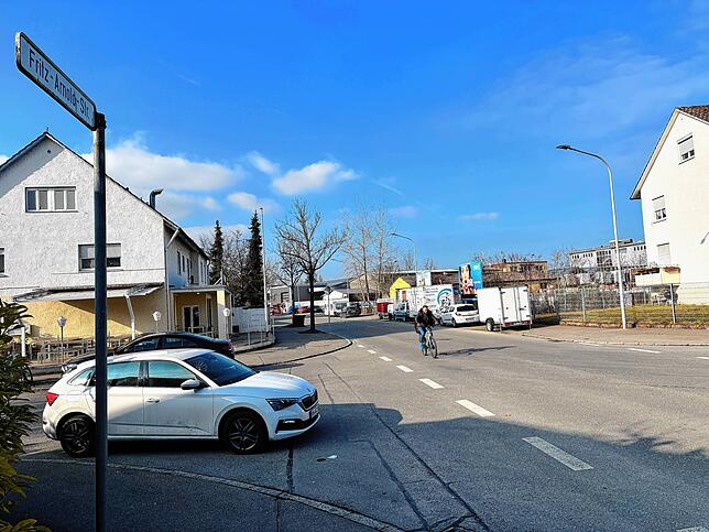 Im Industriegebiet an der Fritz-Arnold-Straße Ecke Robert-Bosch-Straße sollte ein Fußgängerüberweg gebaut werden. Dort befindet sich ...