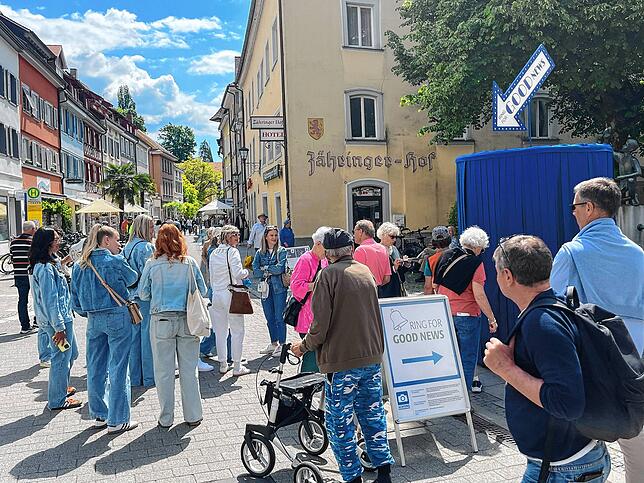 Vor der blauen Litfaßsäule bildete sich eine Schlange an interessierten Passanten.