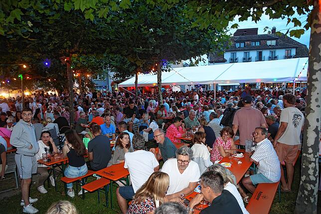(Archivbild von 2024) Rappelvoll ist der William-Graf-Platz, wenn das Staader Hafenfest gefeiert wird. Hier treffen sich alte Freunde ...