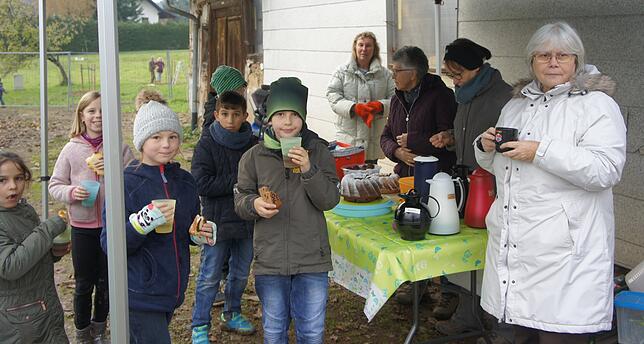 Nach der Baumpflanzaktion wurden die 20 Kinder vom Förderverein Zechenwihler Hotzenhaus mit Getränken und Kuchen versorgt. Im ...