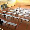 Die Stadtverwaltung bereitet die erste Sitzung des Gemeinderats in der Stadthalle während der Corona-Pandemie vor. Hier stehen die ...